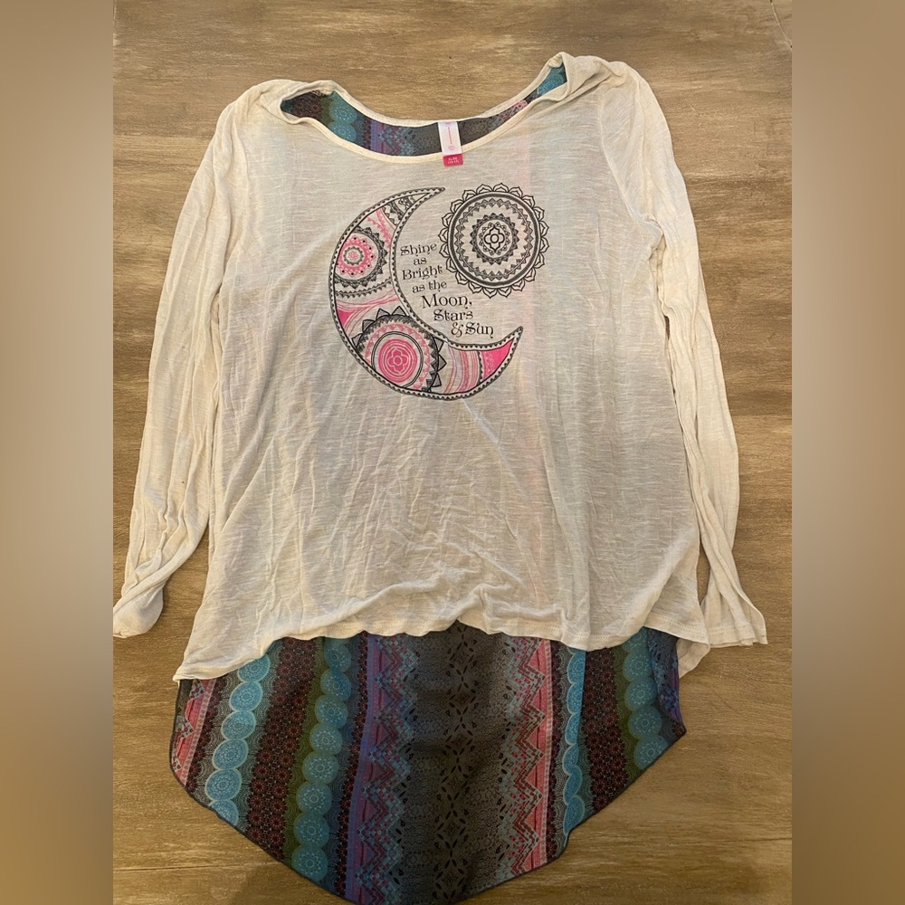 Light and colorful 3/4 length tee